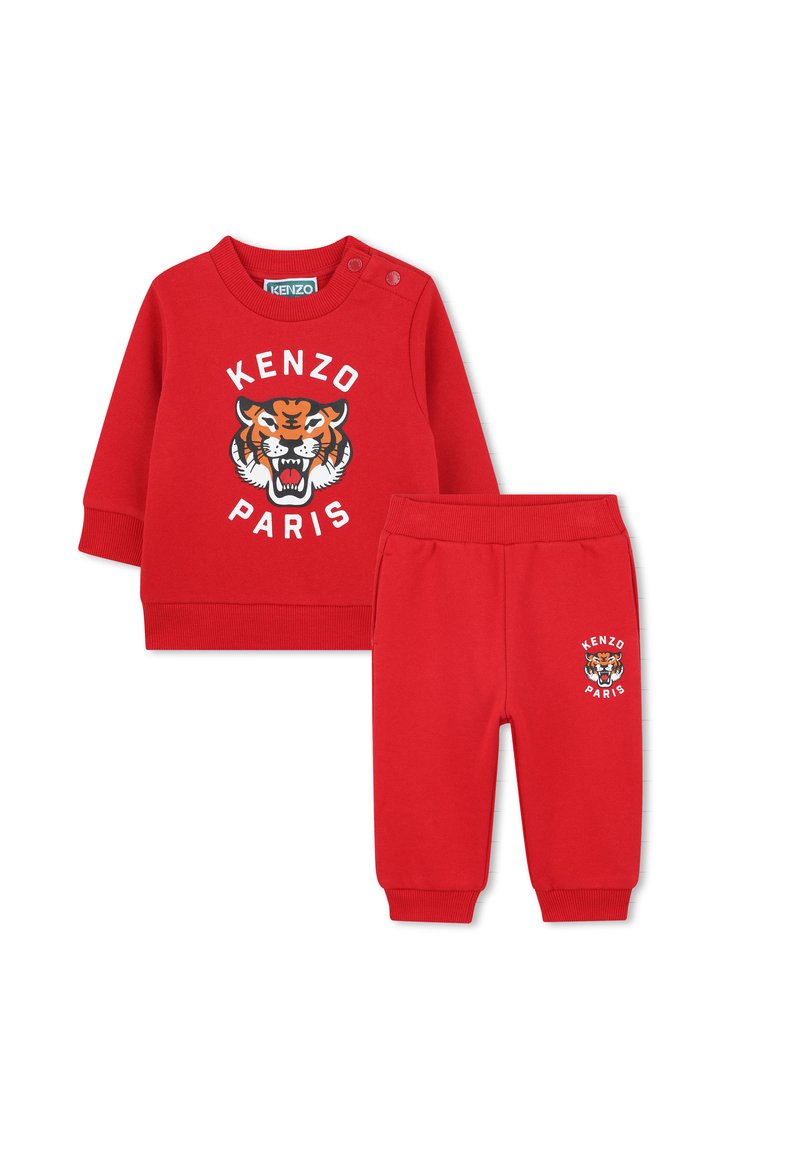Ensemble rouge deux pièces comprenant un haut à manches longues côtelé avec un graphique de tigre et le texte "KENZO PARIS", associé à un pantalon élastique assorti.