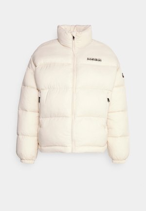 Kurtka puchowa w kolorze kremowym, z wysokim kołnierzem, poziomym pikowaniem, zamek błyskawiczny z przodu oraz detalem logo na klatce piersiowej.