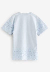 Světle modré bavlněné tričko s vroubkovanými rukávy a vyšívanými květinovými vzory na spodním lemu, s akcenty ve světle modré barvě a detaily s očky.