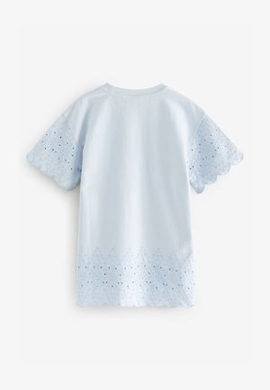 Helesinine puuvillane T-särk laineliste varrukate ja tikitud lillemustriga ääres, millel on hele sinised aktsendid ja silmade avamise detailid.