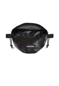 Černá taštička s potiskem galaxie, vybavená zipovým uzávěrem, vnitřní podšívkou a značkovým logem Eastpak. Kompaktní, kulatý design s nastavitelným popruhem.