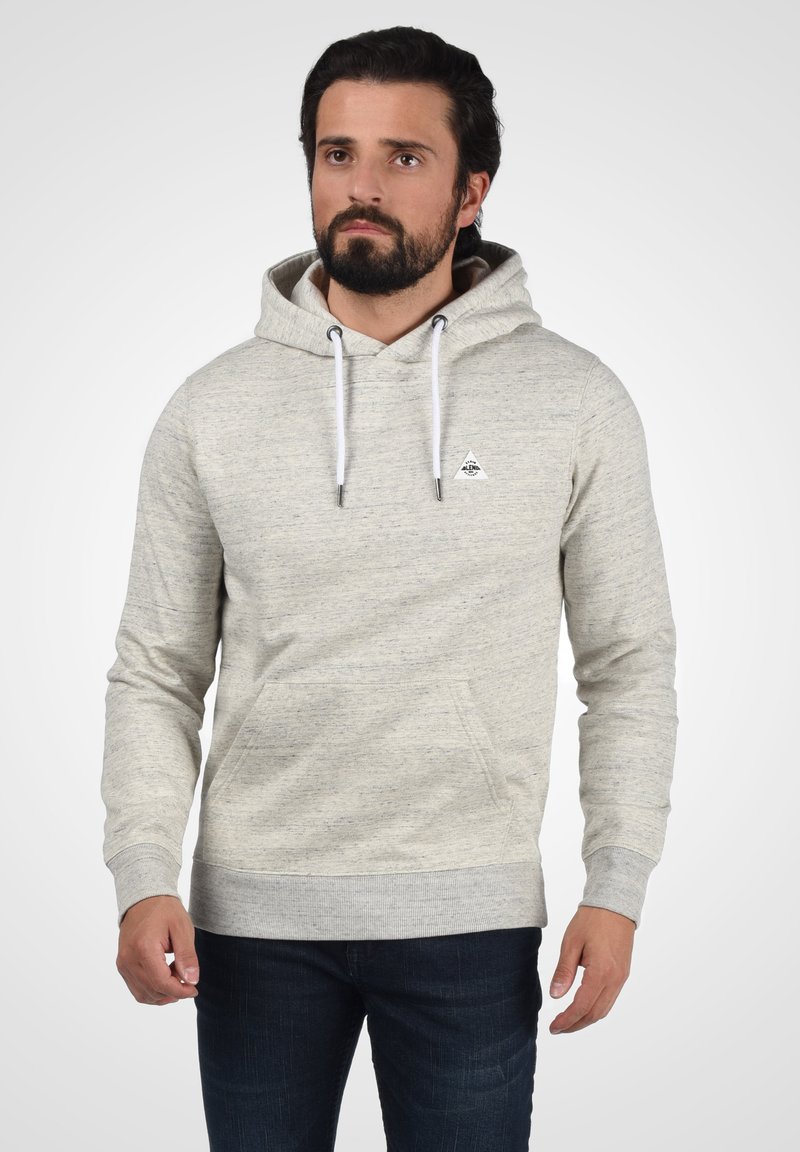 Lichtgrijze hoodie gemaakt van zachte stof, met een voorzak, trekkoorden en een klein logo op de borst.