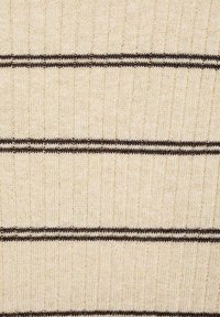 Beige pletená látka s vodorovnými tmavě hnědými dvojitými pruhy rovnoměrně umístěnými po celé textuře.