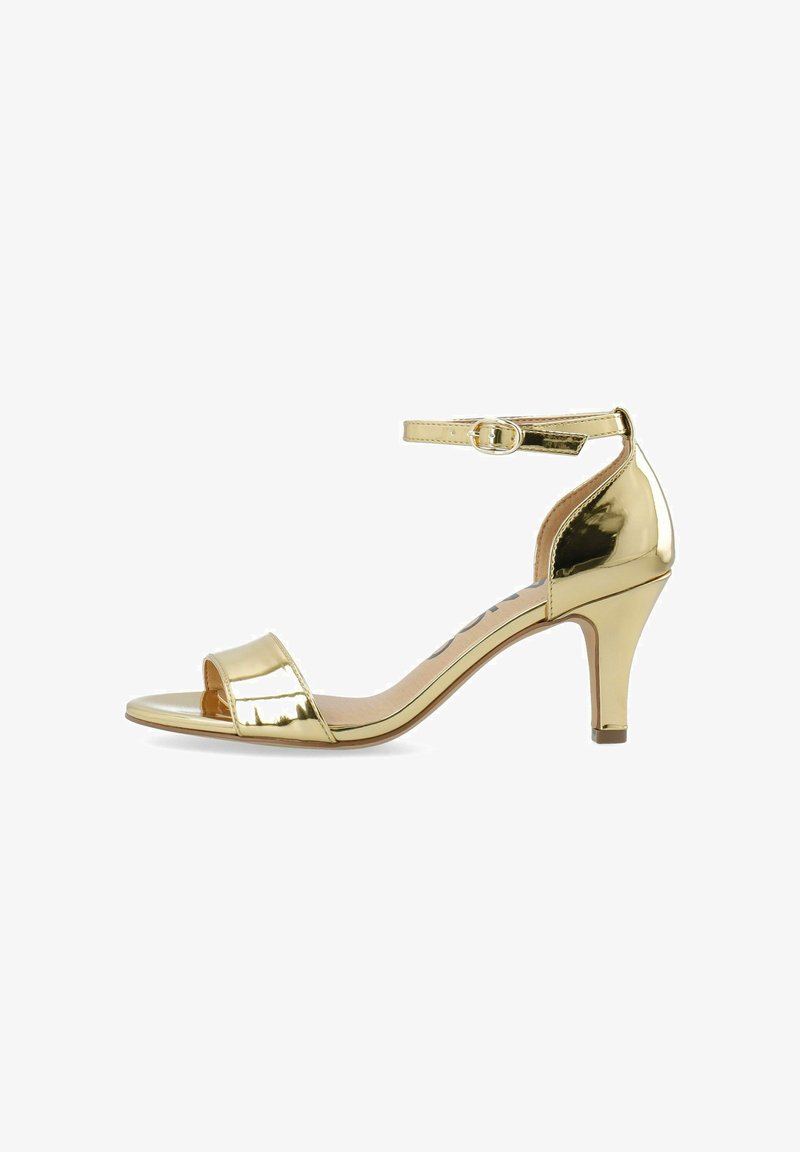 Gouden metallic hoge hak sandaal met enkelbandje, open teen, enkele brede band aan de voorkant en een slanke, glanzende afwerking.