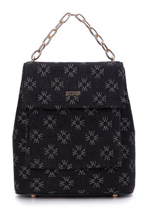 Sac à main en tissu noir avec une texture, orné de motifs de flocons de neige argentés et d'une bandoulière en chaîne dorée. Fermeture à rabat à l'avant avec détail du logo.
