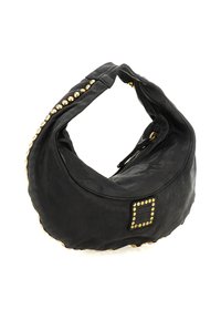 Borsa a tracolla a forma di mezzaluna in pelle nera con dettagli in borchie dorate lungo i bordi e un piccolo patch quadrato con borchie sulla parte anteriore.