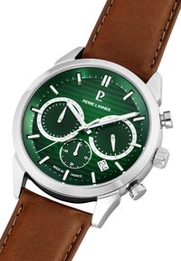 Silverfärgad klocka i rostfritt stål med chronograph, texturerad grön urtavla, brunt läderarmband, datumfunktion och vita detaljer på sub-dialerna.