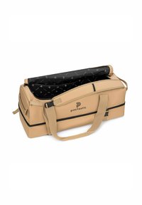 Sac de voyage en synthétique marron avec un intérieur à motif noir, deux poignées et une fermeture éclair. Il présente un logo sur le devant.