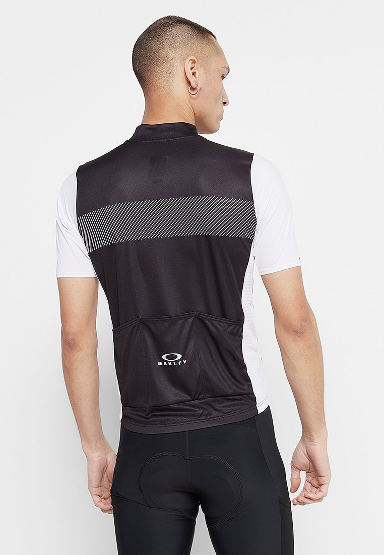Schwarz-weißes Fahrradtrikot mit gestreiftem Design, feuchtigkeitsableitendem Stoff und einer Rückentasche, gebrandet mit "Oakley."
