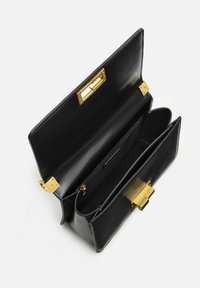 Borsa a tracolla nera in pelle con chiusura dorata. L'interno presenta una finitura liscia e diversi scomparti. Dettagli decorativi quadrati vicino alle chiusure.