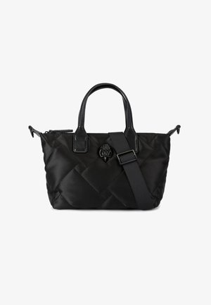 Borsa a tracolla nera trapuntata con doppio manico superiore, tracolla removibile e un accento del logo testurizzato. Realizzata in materiale nylon liscio.