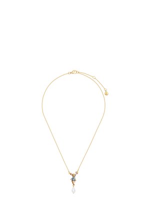 Zarte goldene Halskette mit einem kleinen Mädchen-Anhänger in einem blauen Kleid, das eine pinke Blume hält und eine hängende weiße Tropfenperle.