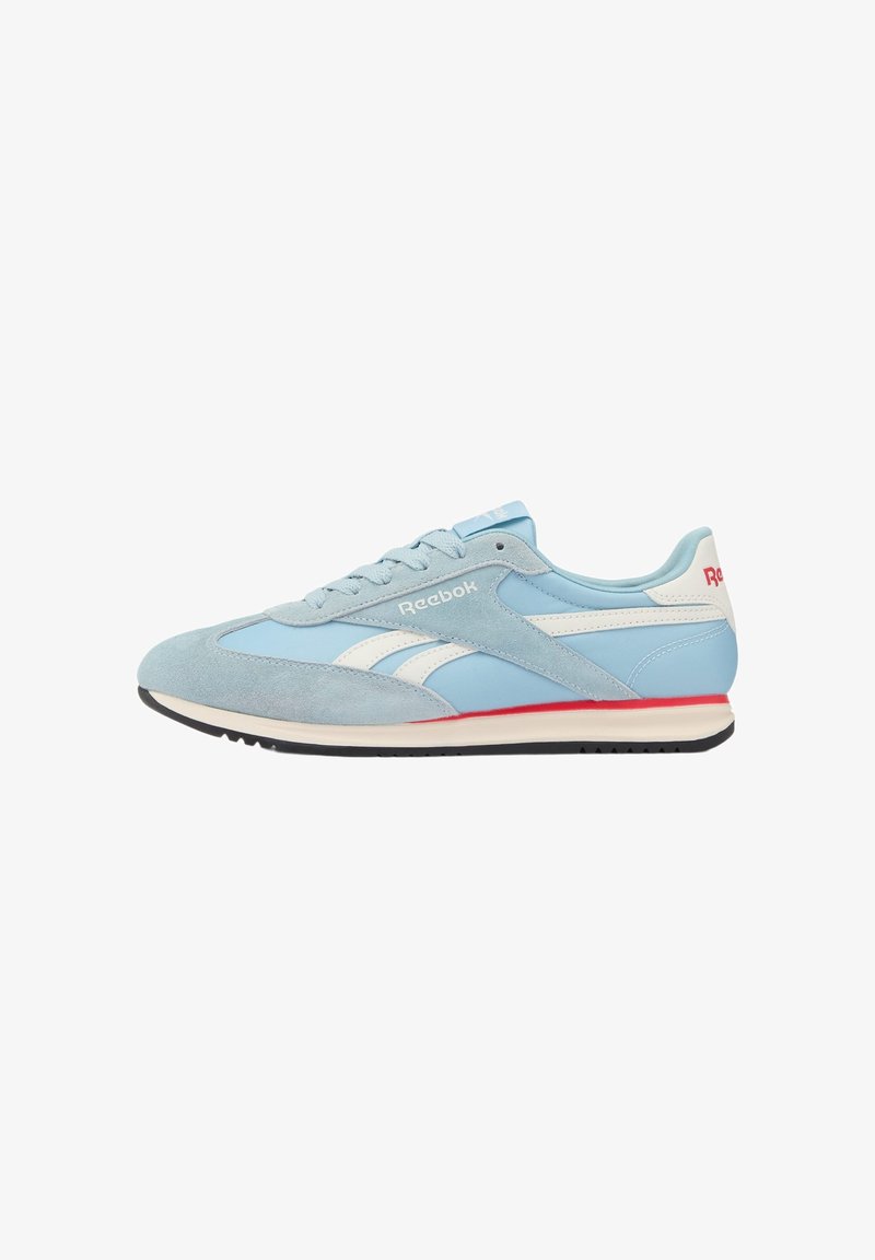 Baskets Reebok bleu clair et blanches avec des superpositions en daim, logo rouge sur le talon et semelle noire, vues de profil côté droit.