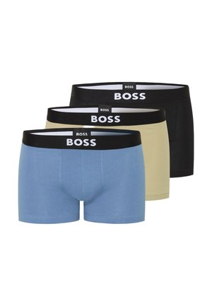Drie paar herenboxers in blauw, beige en zwart met zwarte taillebanden met het witte BOSS-logo.
