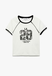Hvid bomulds t-shirt med sort kant, der har et grafisk design af "LA 28" i et udsøgt mønster og teksten "San Francisco Sports Club."