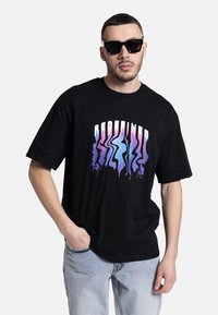 Redefined Rebel ROBERTO TEE GOTS - Triko s potiskem - black