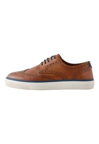 Braune Lederschuhe mit Brogue-Details, runder Zehenpartie, blauen Schnürsenkeln und einer weißen Gummisohle mit strukturierten Akzenten.