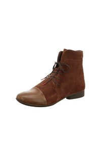 Braune Wildleder-Stiefelette mit runder Spitze, ausgestattet mit einer kontrastierenden braunen Lederkappe, schwarzen Schnürsenkeln und einem niedrigen Absatz. Rote Akzent-Schlaufen an den Schnürsenkeln.