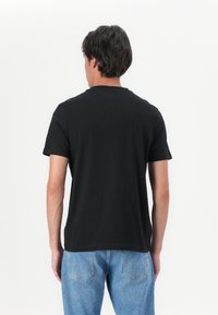 Tommy Hilfiger LINEAR FLAG GRAPHIC TEE UNISEX - T-Shirt print - black