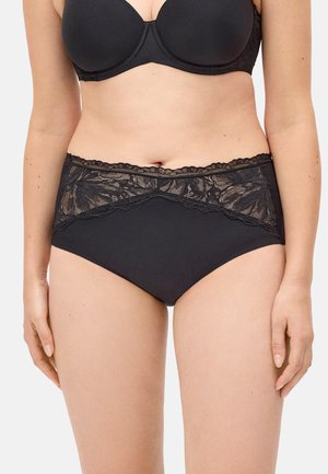 Mujer vistiendo un sostén negro y bragas de cintura alta a juego con detalles de encaje en la parte delantera sobre un fondo liso.