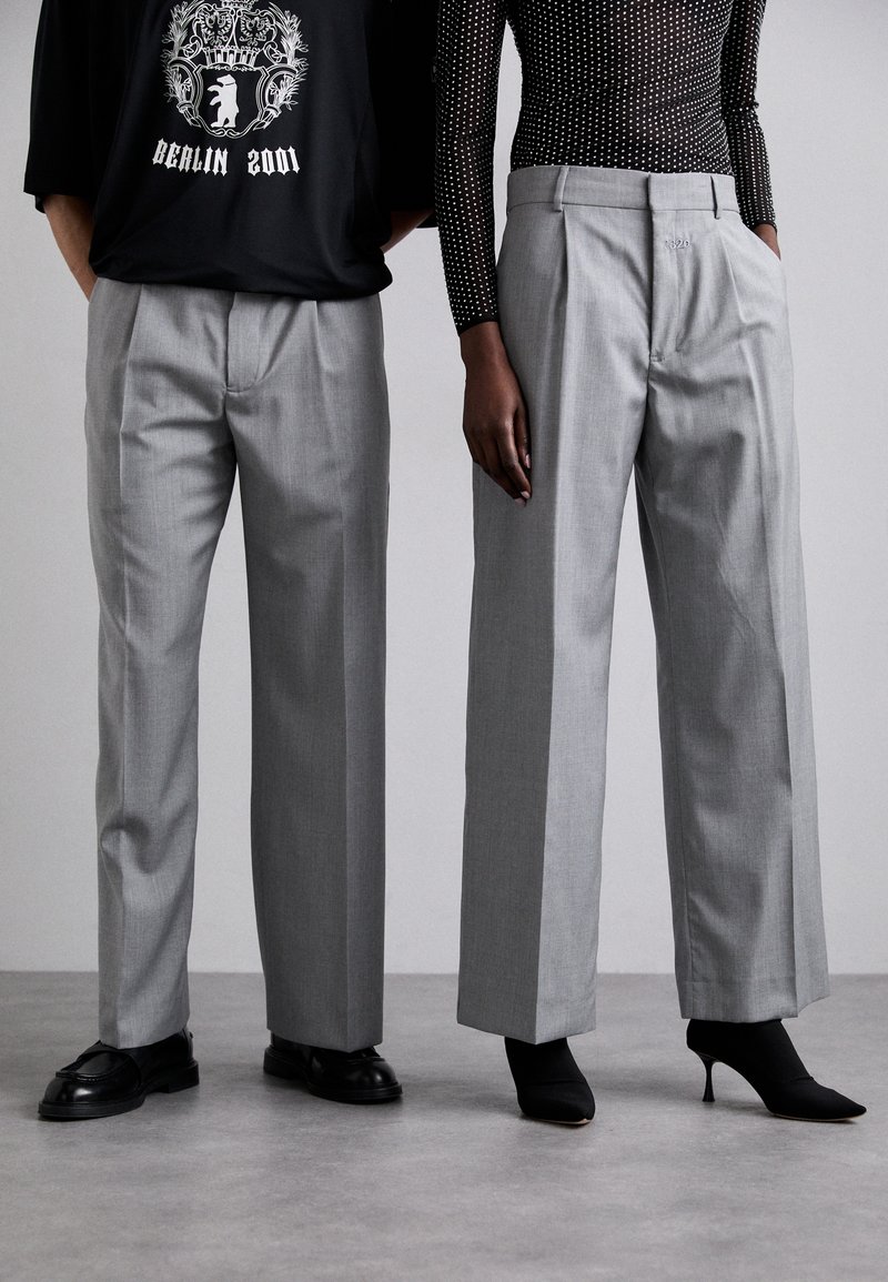 032c WIDE LEG SUIT TROUSERS UNISEX - Hlače - grey melange