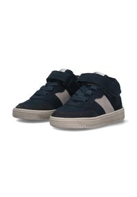 Marineblauwe en grijze suède hoge sneakers met vetersluiting en klittenband, voorzien van een gestructureerde rubberen zool en een contrasterend paneelontwerp.