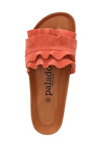 Sandale à glissière en suède corail avec sangle à volants. Semelle intérieure en cuir brun avec logo. Design à semelle plate adapté pour un usage décontracté.