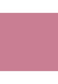 To personer i rullestoler spiller basketball på en utendørsbane med blått gulv og en kurv på en stolpe.