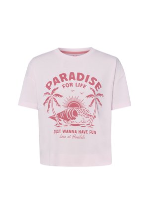 Jasnoróżowa koszulka z czerwonym nadrukiem palm, fali oceanu, słońca, ptaków i tekstem "RAJ NA ŻYCIE, PO PROSTU CHCĘ SIĘ BAWIĆ, Miłość w Honolulu."