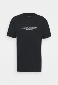 Černé bavlněné tričko s kulatým výstřihem a krátkými rukávy. Na přední straně je bílé tisk s nápisem "NIGHT ADDICT" a slovo "DYSTOPIA" pod ním.