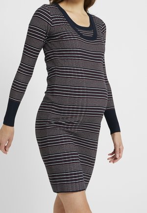 Robe de maternité rayée à manches longues, encolure bleu marine, coupe ajustée et texture côtelée dans des teintes de bleu marine, blanc et bordeaux.