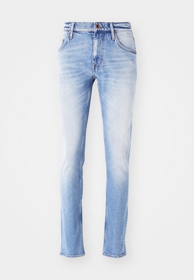 Jeans de mezclilla azul claro con un acabado desgastado, corte recto, cinco bolsillos, pasadores para cinturón y cierre de botón único en la cintura.