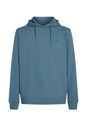 Sweat à capuche en tissu bleu doux et texturé. Il comprend des cordons de serrage, une poche avant et un petit logo sur la poitrine.