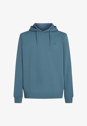 Hoodijaka no mīksta, teksturēta zila auduma. Iespējas ar auklītēm, priekšējās kabatas laukumu un mazu logotipu uz krūtīm.