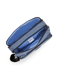 Portafoglio in tessuto blu con due scomparti con zip, texture morbida, tirazip a pom-pom e un'etichetta interna con il nome del marchio Kipling.