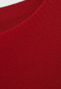 Maglione rosso lavorato a maglia con scollo a costine e tessuto testurizzato, che presenta un motivo uniforme e omogeneo in tutto il capo.