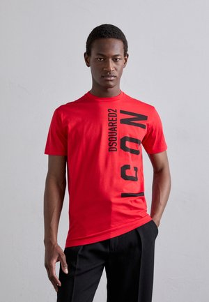 Rød bomulls t-skjorte med vertikal svart tekst som leser "DSQUARED2 ICON." Korte ermer og rund hals med en tettsittende passform.