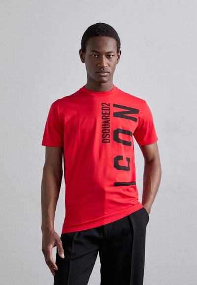 T-shirt en coton rouge présentant un texte noir vertical "DSQUARED2 ICON". Manches courtes et col rond avec une coupe ajustée.