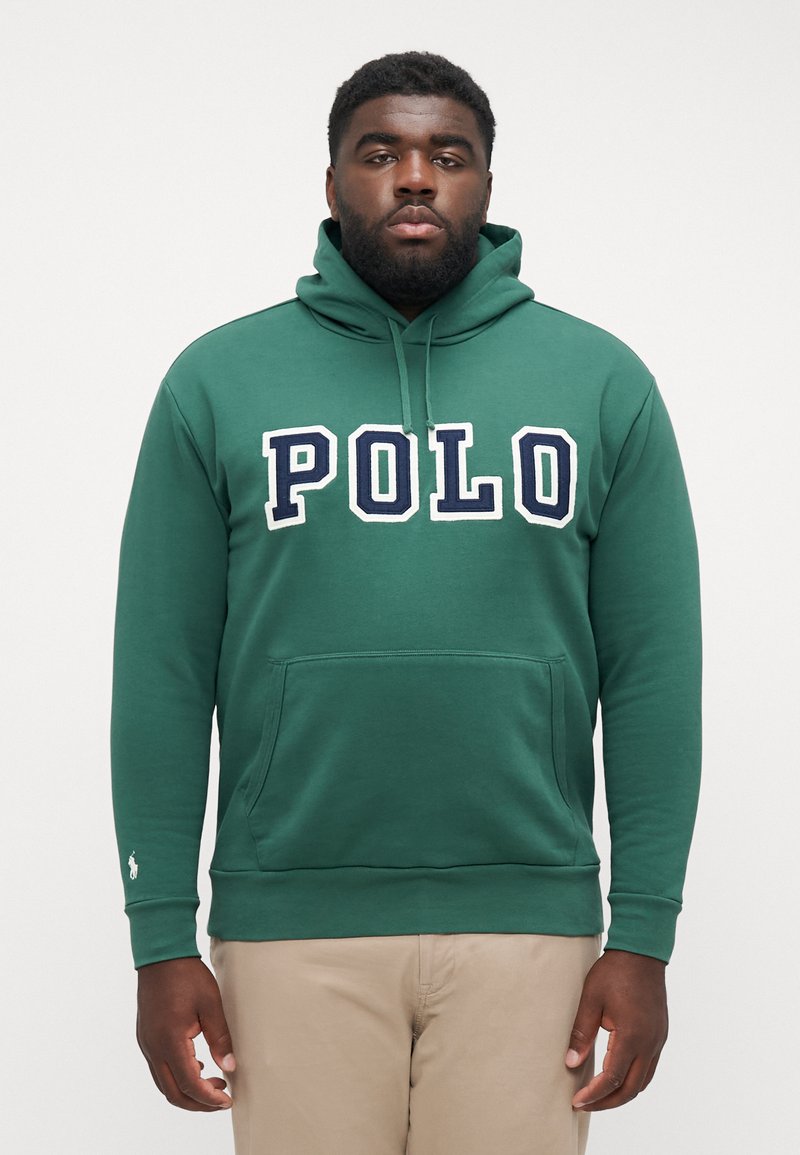 Felpa verde in cotone con tasca frontale. Presenta la scritta "POLO" in bianco e blu navy, cappuccio regolabile con cordino e polsini a costine.