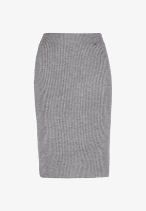 Hallide ribadega nurgapüksi seeliku, millel on elastne vöökoht, keskmise pikkusega ja väike metallist kaubamärgi silt vöökohtade lähedal.