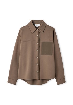 Bruine overhemdbloes met kraag, voorzien van een borstzak en een contrasterend, textuurpaneel. Gemaakt van een zacht, ademend materiaal.