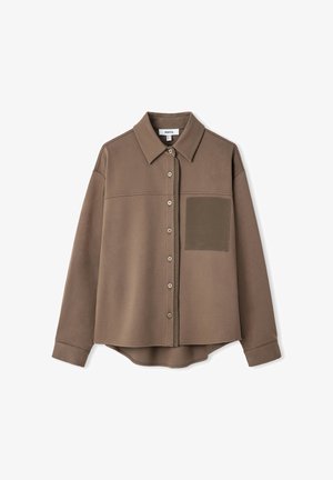Braunes Hemd mit Knopfleiste und Kragen, mit einer Brusttasche und einem kontrastierenden, strukturierten Einsatz. Hergestellt aus einem weichen, atmungsaktiven Stoff.