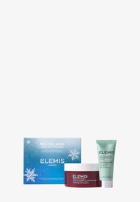 Ellevende produktsett som inneholder en blå og hvit boks med snøflakdesign, et rødt rensebalsamglass, og en grønn tube med dagkrem.