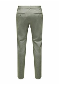 Pantalones verde claro con una tela texturizada, que cuentan con dos bolsillos traseros con botones y un diseño de pierna recta.