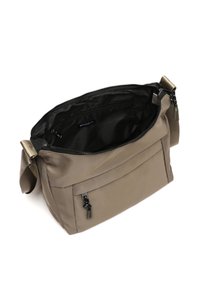 Borsa crossbody rettangolare color taupe con tracolla regolabile, tasca frontale con zip e scomparto principale aperto che mostra la fodera interna nera con tasca interna con zip.