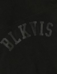 Svart tyg med präglad text "BLKVIS" i en fet, välvd stil. Texturen är slät med en subtil lyster.