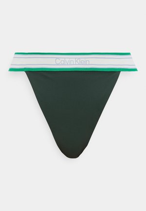 Dunkelgrüner Bikini-Slip mit breitem weißen Bund, der grüne und blaue Streifen sowie das "Calvin Klein"-Logo aufweist.