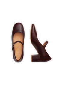 Burgundské kožené boty Mary Jane s kulatou špičkou, nastavitelním páskem a masivním středně vysokým podpatkem mají hladký, texturovaný povrch.