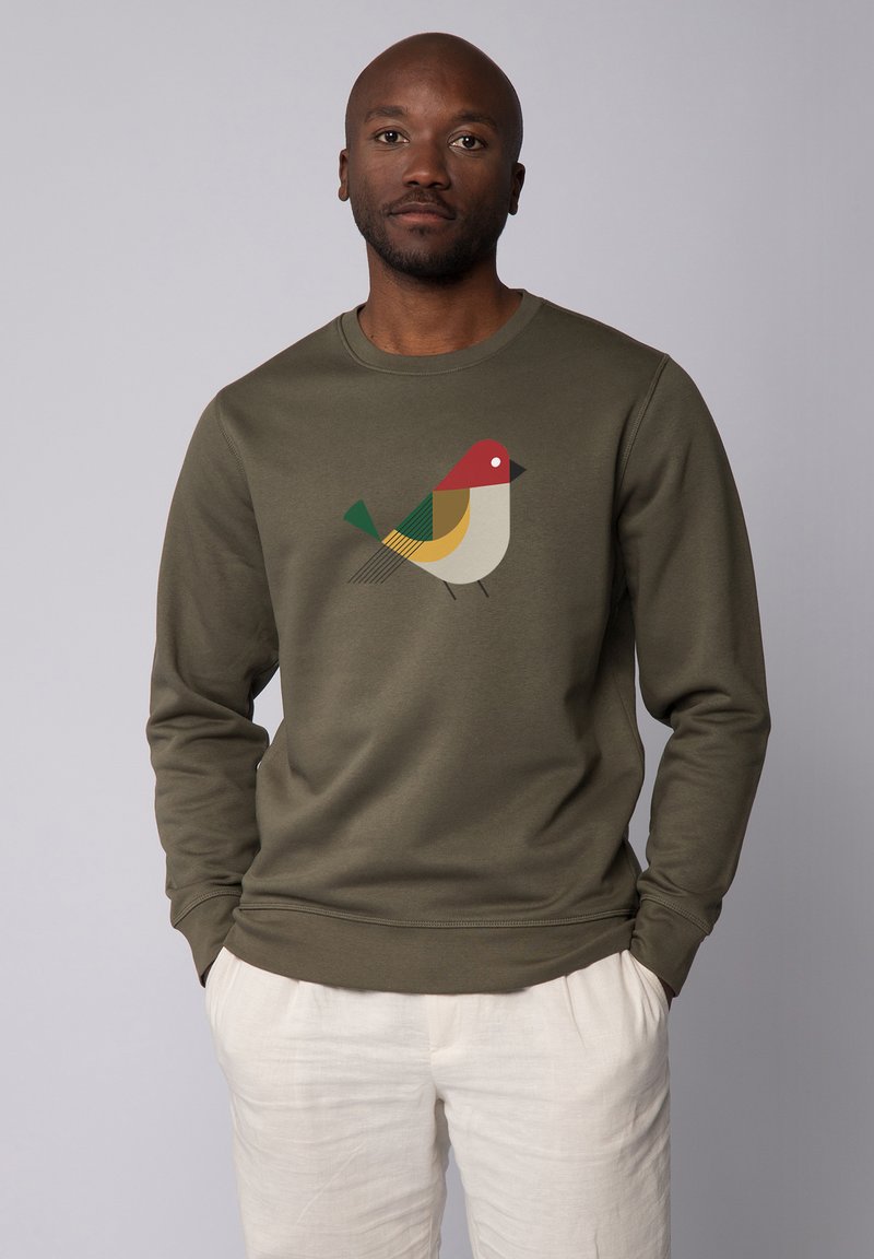 Olivengroen sweatshirt met een geometrisch vogelontwerp in rood, geel, groen en crème. Heeft een ronde hals en geribbelde manchetten. Effen achtergrond.