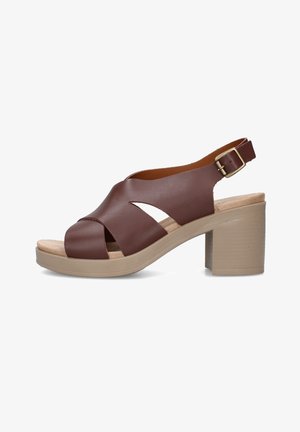 Sandalo aperto in pelle marrone con ritagli laterali, tacco a blocco beige, suola imbottita e cinturino con fibbia regolabile alla caviglia.